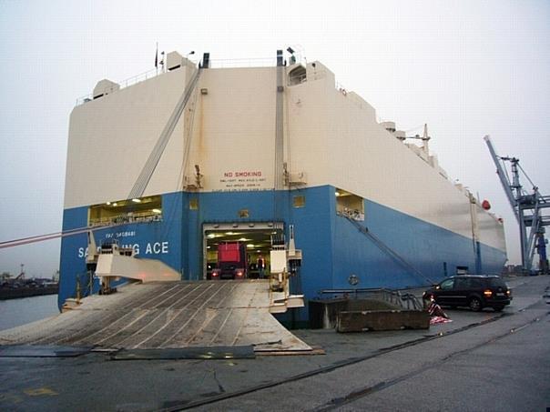 2008 wurden mehr als 60.000 Gebrauchtwagen nach Westafrika verschifft. Ein Umschlagplatz ist der Hamburger Hafen. Foto: Hamburger Hafen/auto-reporter.net